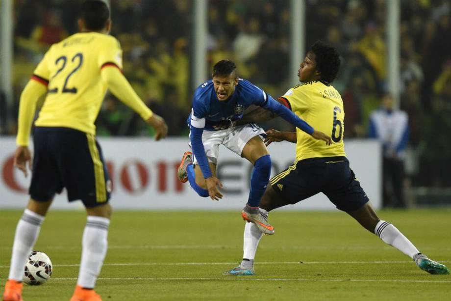 Carlos Sánchez frenó a Neymar en el partido entre Colombia y Brasil. Foto: AFP