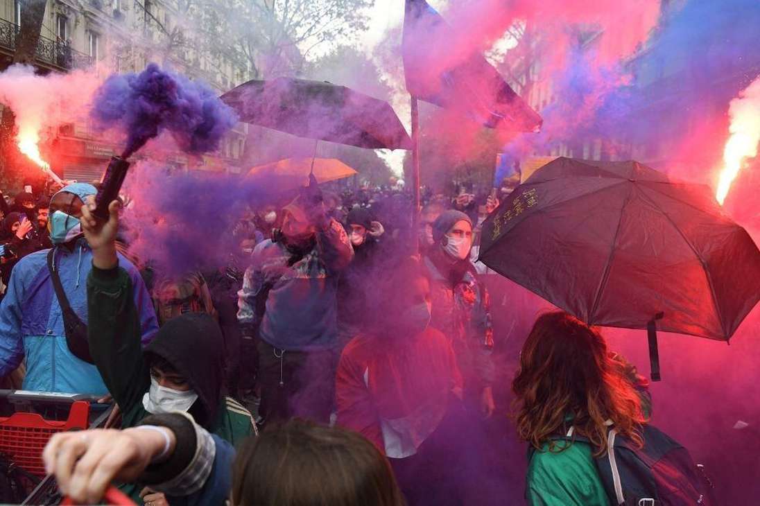 La tradicional manifestación por el Primero de Mayo acabó de forma violenta cuando un grupo de radicales se negó a abandonar la Plaza de la Nación.