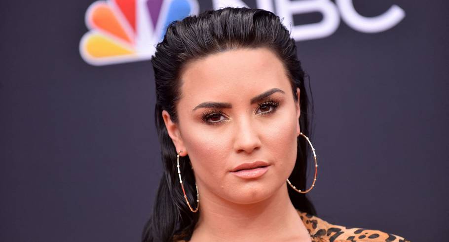 Demi Lovato dijo: "Sé que lo que estoy a punto de decir va a impactar a las personas también. Pero cuando era adolescente estaba en una situación bastante similar y perdí mi virginidad en una violación".