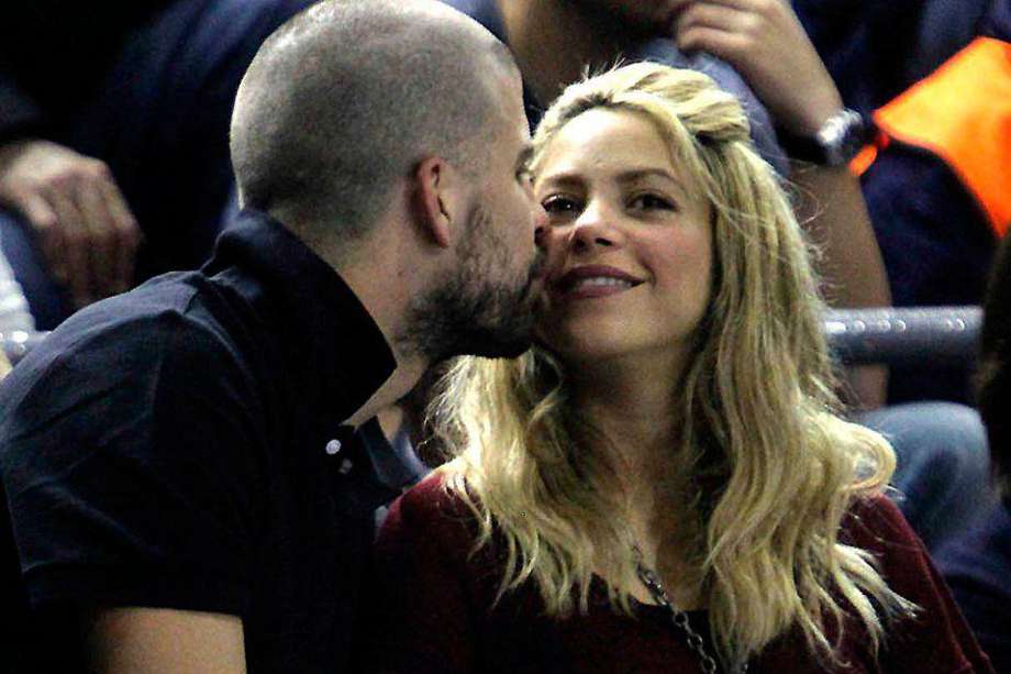 Shakira y Gerard Piqué durante el quinto partido de cuartos de final de la Euroliga ante Panathinaikos. / Efe