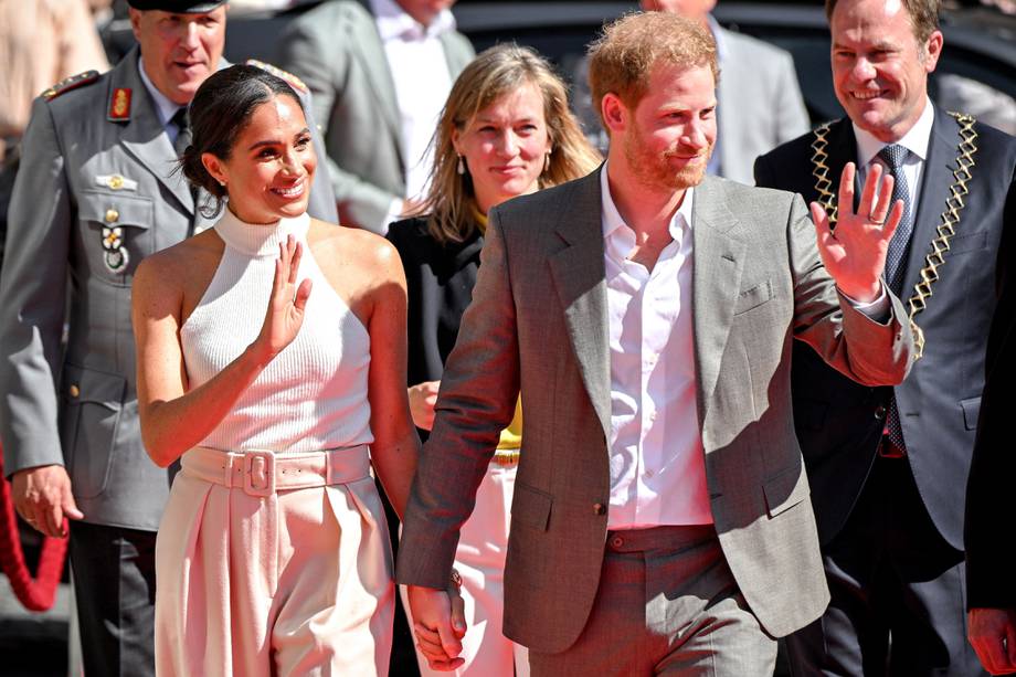 Duesseldorf (Germany), 06/09/2022.- Britain's Prince Harry (R) and his wife Meghan (L), the Duke and Duchess of Sussex, wave to onlookers as they arrive for their visit to represent the '6th Invictus Games 2023', in Duesseldorf, Germany, 06 September 2022. The Invictus Games 2023 will take place from 09 to 16 September 2023 in Duesseldorf and are intended for military personnel and veterans who have been psychologically or physically injured in service. (Duque Duquesa Cambridge, Alemania, Reino Unido) EFE/EPA/SASCHA STEINBACH
