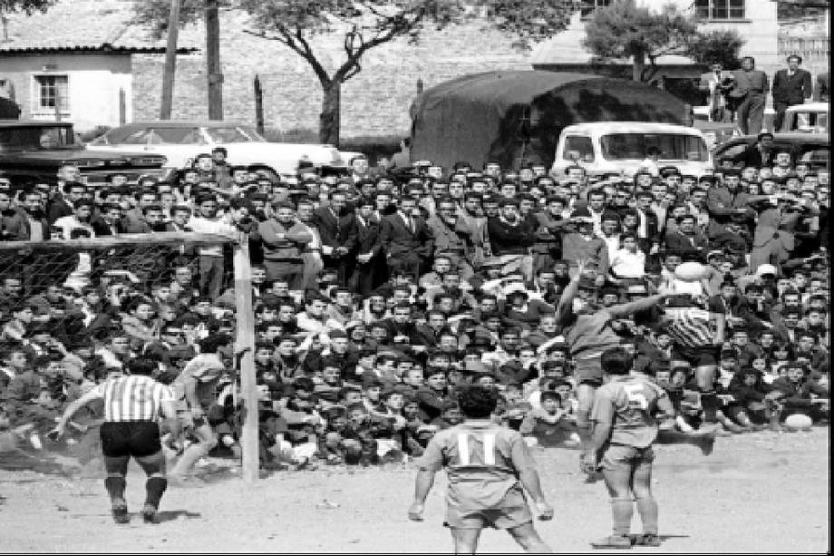 El campo del barrio Olaya, en 1966. El público, con pinta dominguera, se sentaba al rededor de la cancha.