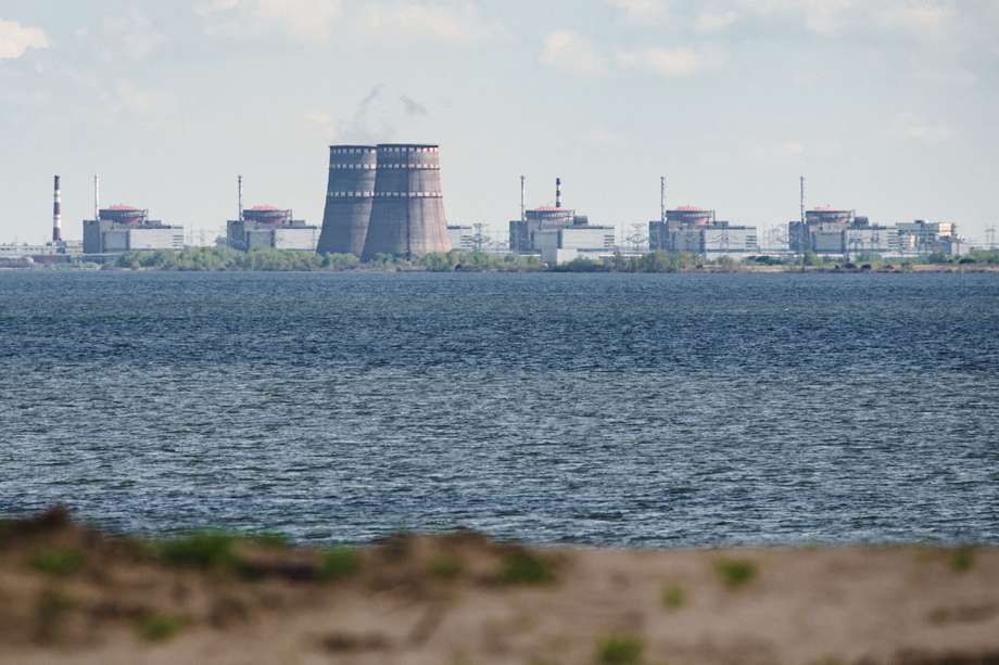 La planta de energía nuclear de Zaporiyia, situada en el área controlada por Rusia de Enerhodar, vista desde Nikopol. Zelensky hace un llamado a las Naciones Unidas el 18 de agosto de 2022 para garantizar la seguridad en la central eléctrica de Zaporiyia, donde el aumento de los combates ha generado temores de un incidente nuclear.