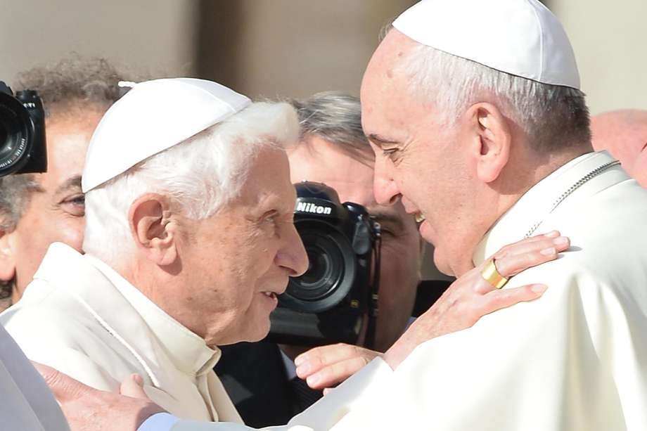 Imagen de archivo del papa emérito Benedicto XVI (izq.), quien falleció el pasado 31 de diciembre, saludando al papa Francisco (der.) durante una misa por las personas mayores en la Plaza de San Pedro. 