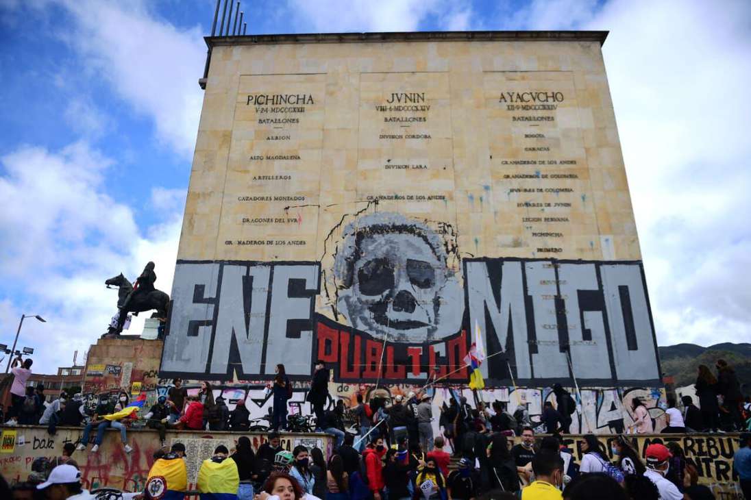 Uno de los costados del monumento a Héroes donde pintaron un grafiti que dice Enemigo público, con una cara de Uribe en la mitad