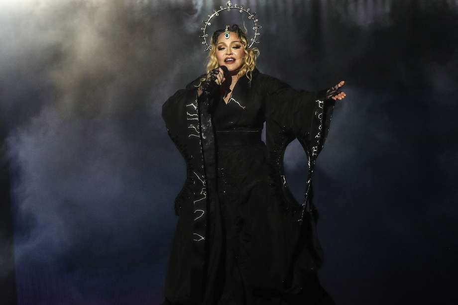La cantante Madonna se presenta en un concierto gratuito, única presentación de su gira The Celebration Tour en Suramérica, este sábado en la playa de Copacabana en Río de Janeiro (Brasil). 
