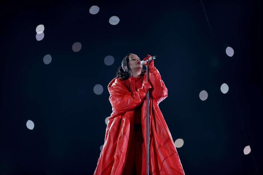 Glendale (United States), 12/02/2023.- Barbadian singer Rihanna performs during halftime of Super Bowl LVII between the AFC champion Kansas City Chiefs and the NFC champion Philadelphia Eagles at State Farm Stadium in Glendale, Arizona, 12 February 2023. The annual Super Bowl is the Championship game of the NFL between the AFC Champion and the NFC Champion and has been held every year since January of 1967. (Estados Unidos, Filadelfia) EFE/EPA/CAROLINE BREHMAN
