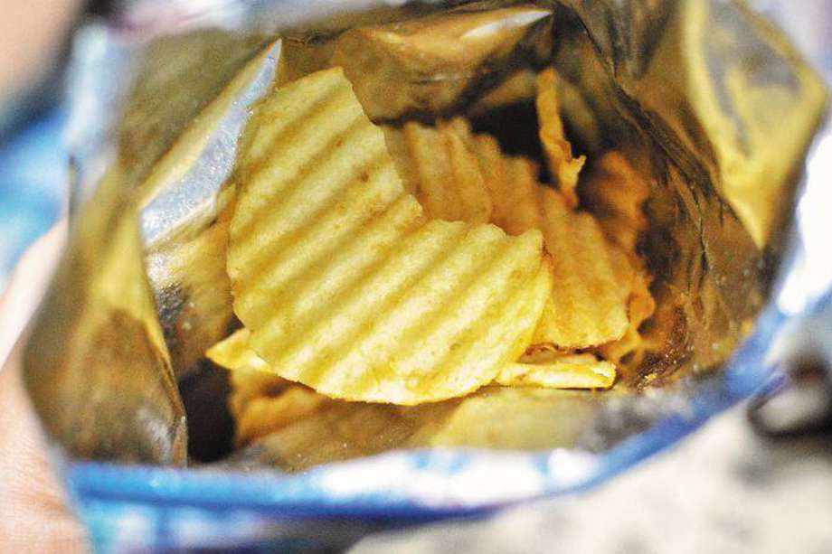 Papas fritas, gaseosas y galletas en paquete hacen parte de los alimentos ultraprocesados. / GettyImages