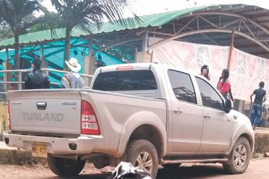 En esta camioneta Toyota Tunland, de placas MBL 400, se movilizaban los sicarios que mataron a alias “El Pastuso” y a dos personas más. / Suministrada.