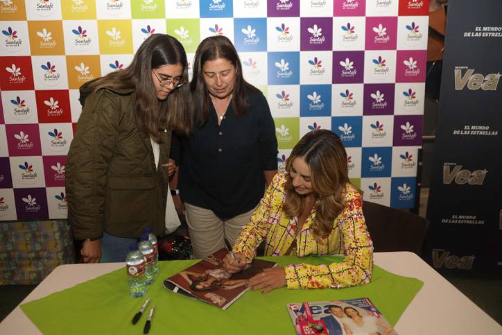 Carolina Soto firma de autógrafos en Centro Comercial Santafé