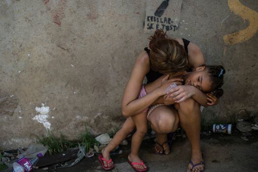 Niñas criando niños en las favelas de Brasil