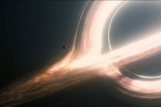 La película Interstellar, dirigida por Cristopher Nolan, creó la ilusión de un agujero negro con la ayuda del matemático Kith Thorne.  / Warner Bros., Paramount Pictures y Legendary Pictures. 