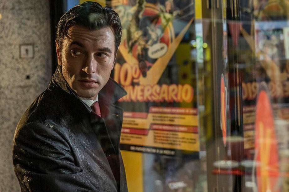 Javier Rey busca a un asesino en serie en "Orígenes secretos", la comedia friki de Netflix.