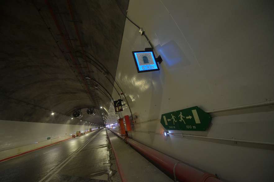 Fotografía del interior del túnel en el Alto de La Línea.