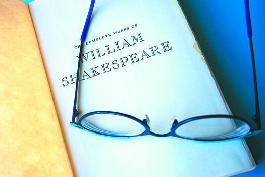 Las escuelas inglesas stratfordiana y anti-stratfordiana debaten sobre la autoría de William Shakespeare.