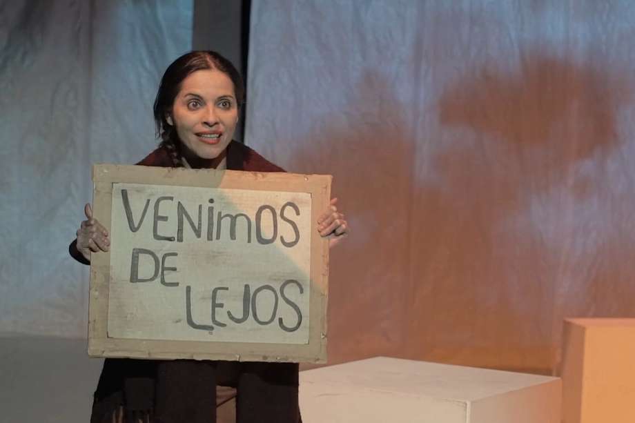 Desde un acercamiento al teatro del absurdo, Patricia Ariza plasma el drama humano de
quienes son víctimas del desplazamiento forzado: vacío, olvido y despojo total del arraigo y la conciencia
del ser y estar.