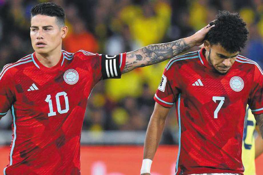 James Rodríguez consuela a Luis Díaz, quien falló el penalti que le pudo dar a Colombia la victoria en Quito, por la cuarta fecha de la eliminatoria al Mundial de 2026. / AFP