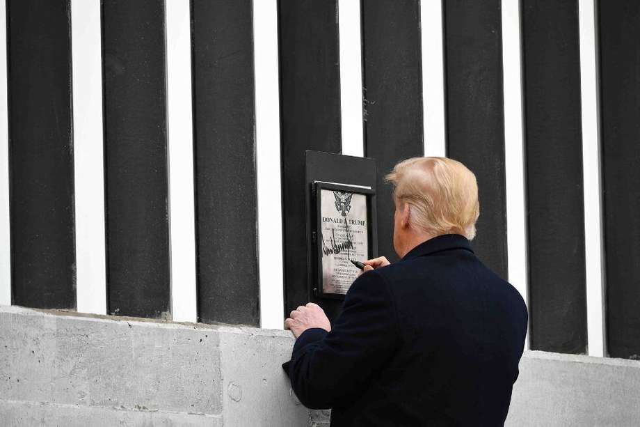 El presidente de Estados Unidos, Donald Trump, puso su firma en un tramo del muro que separa a su país de México.
