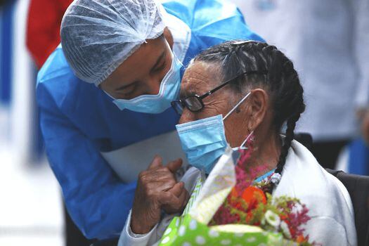 Ana Joaquina Garzón, una mujer de 92 años, luchaba contra el Coronavirus junto con su nieto, Gonzalo Jiménez, de 52 años. / Cortesía: Gobernación de Cundinamarca