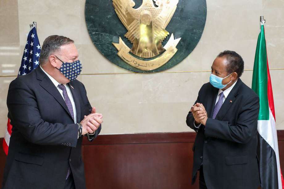 El jefe de la diplomacia estadounidense, Mike Pompeo, junto al primer ministro de Sudán, Abdalla Hamdok.