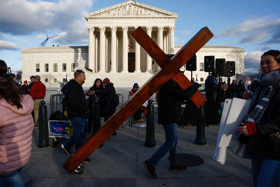 Un opositor al aborto participa de la "Marcha por la Vida" frente a la Corte Suprema.