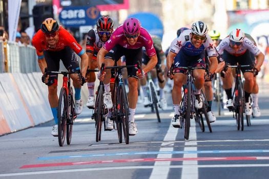Momento del embalaje final de la etapa 13 del Giro de Italia 2022, jornada que ganó Arnaud Démare y en la que Fernando Gaviria fue cuarto.