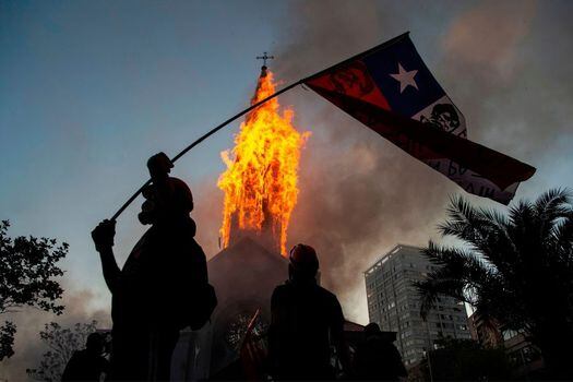 La jornada de protestas del domingo en Chile finalizó con un muerto en un tiroteo y cerca de 580 detenidos a lo largo de todo el país.