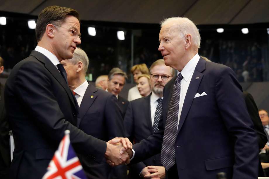 El primer ministro holandés, Mark Rutte, da la bienvenida al presidente estadounidense, Joe Biden, antes del inicio de una mesa redonda durante una cumbre extraordinaria de la OTAN en la sede de la Alianza en Bruselas, Bélgica.