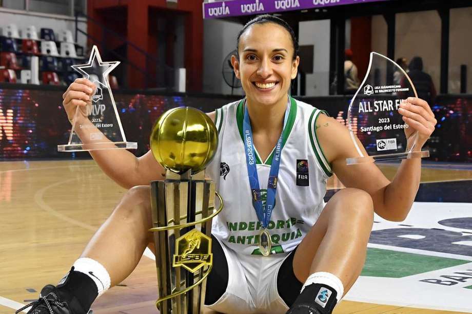 Jenifer Muñoz con el título de la Liga Suramericana y los reconocimientos en el quinteto ideal y a la mejor jugadora del torneo. / @jeniferbasket11