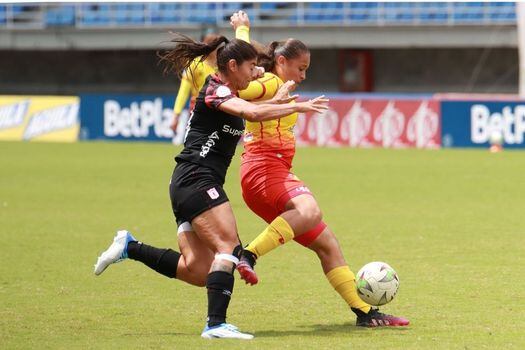 Jugadoras de América y Pereira disputando el balón en la ida de las semifinales de la Liga BetPlay Femenina.