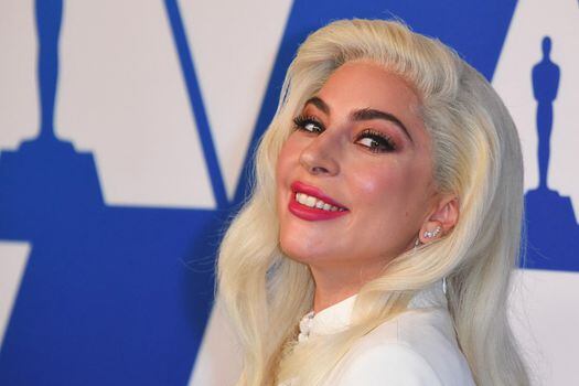 Lady Gaga habría registrado el tema de la película, que se titularía “Hold My Hand”.
