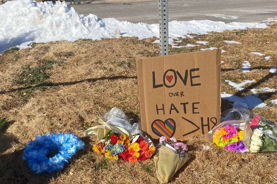 Miembros de la comunidad construyeron un memorial para las cinco personas asesinadas y las 18 heridas, debido al tiroteo en Colorado. El cartel dice "El amor sobre el odio".