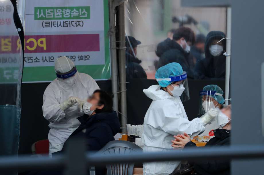 Seoul (Korea, Republic Of), 24/02/2022.- Tests are under way at a Covid-19 testing station in Seoul, South Korea, 24 February 2022. The country reported 170,016 new cases. (Corea del Sur, Seúl) EFE/EPA/YONHAP ATTENTION EDITORS: FACE PIXELATED AT SOURCE / SOUTH KOREA OUT

