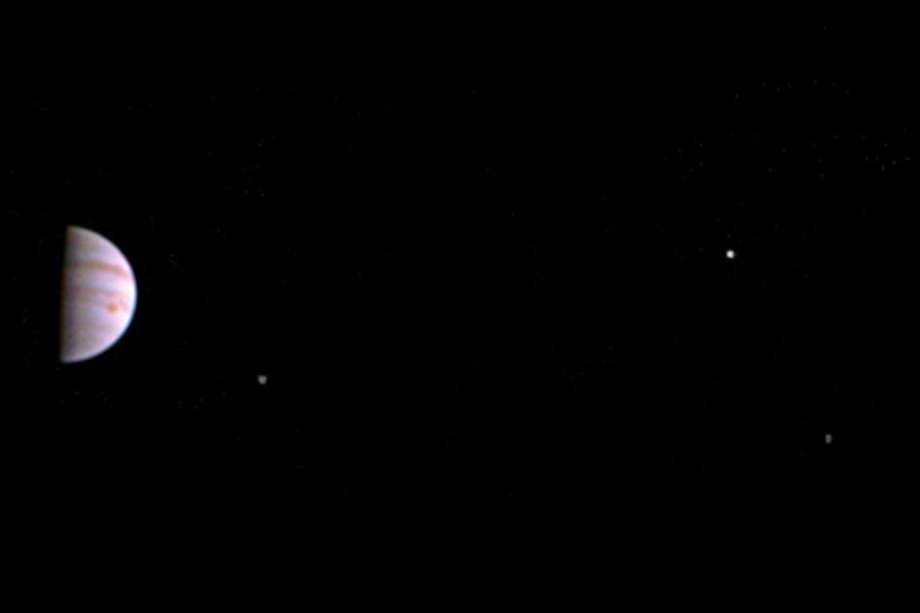En la imagen se observa a Júpiter junto a tres de sus lunas más grandes. / / Nasa