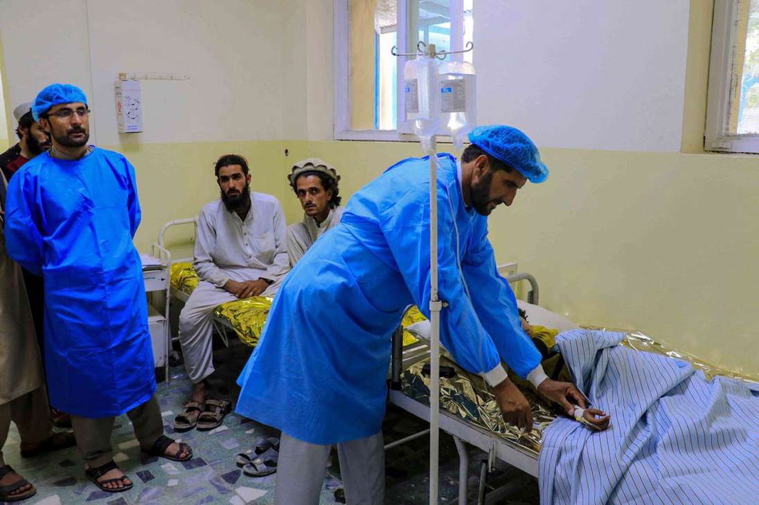 Una víctima herida del terremoto recibe tratamiento en un hospital de Paktia.