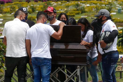 Funeral de jóvenes asesinados en masacre en municipio del Cauca. /EFE