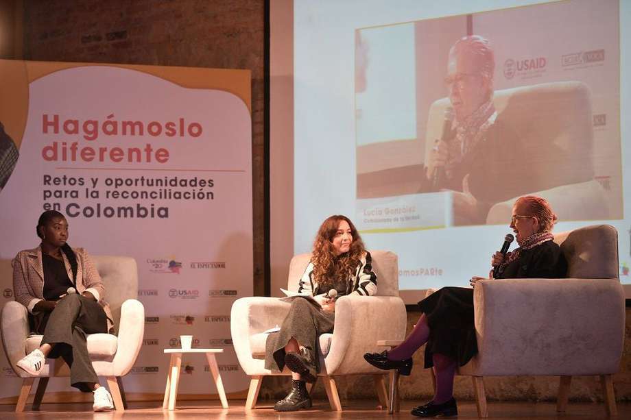 La comisionada Lucía González y Helena Valencia, joven chocoana, asistieron al encuentro “Hagámoslo diferente: retos y oportunidades para la reconciliación en Colombia”.