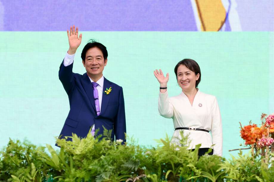 El presidente de Taiwán, William Lai (Lai Ching-te) (izq.) y la vicepresidenta Hsiao Bi-khim (der.), saludan a la multitud durante la investidura presidencial en Taiwán.