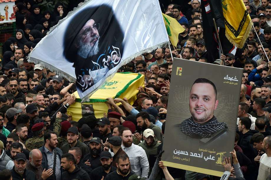 Los dolientes llevan el ataúd del difunto comandante de Hezbolá, Ali Ahmed Hussein, durante una procesión fúnebre en Beirut, Líbano, el 8 de abril de 2024.
