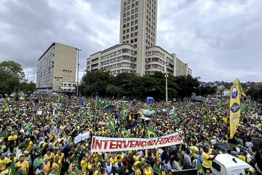 Miles de personas participan en una protesta de seguidores del expresidente Jair Bolsonaro por el resultado de las elecciones, frente al Comando Militar del Este, en Río de Janeiro (Brasil).