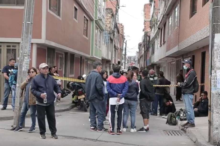 Al barrio La Laguna llegó el CTI de la Fiscalía, la Policía Metropolitana de Bogotá y el secretario de Seguridad para atender el caso.