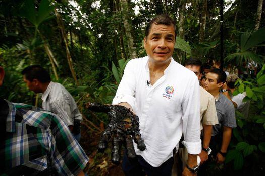 Imágen de la visita que el ex presidente Rafael Correa de Ecuador realizó a la Provincia de Sucumbíos para verificar las afectaciones de la empresa Chevron en la zona.  / Imagen distribuida por la Presidencia de Ecuador en 2013.