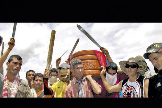   Campesinos del Catatumbo marchan cargando el féretro de uno delos manifestantes muerto en los enfrentamientos con las Fuerza Pública. / Prensa Rural