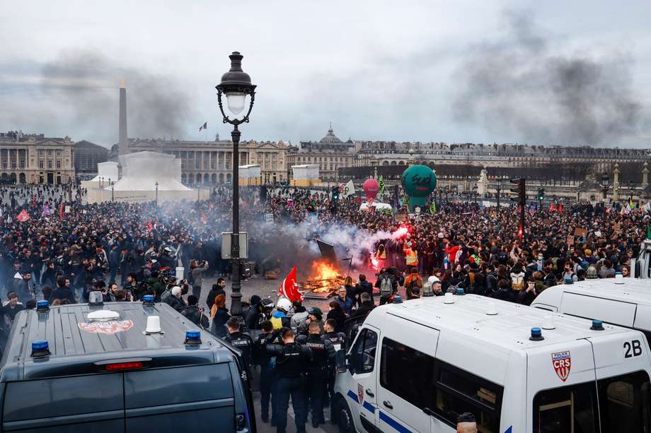 Plaza de la Concordia en París ocupada por manifestantes antirreforma pensional.