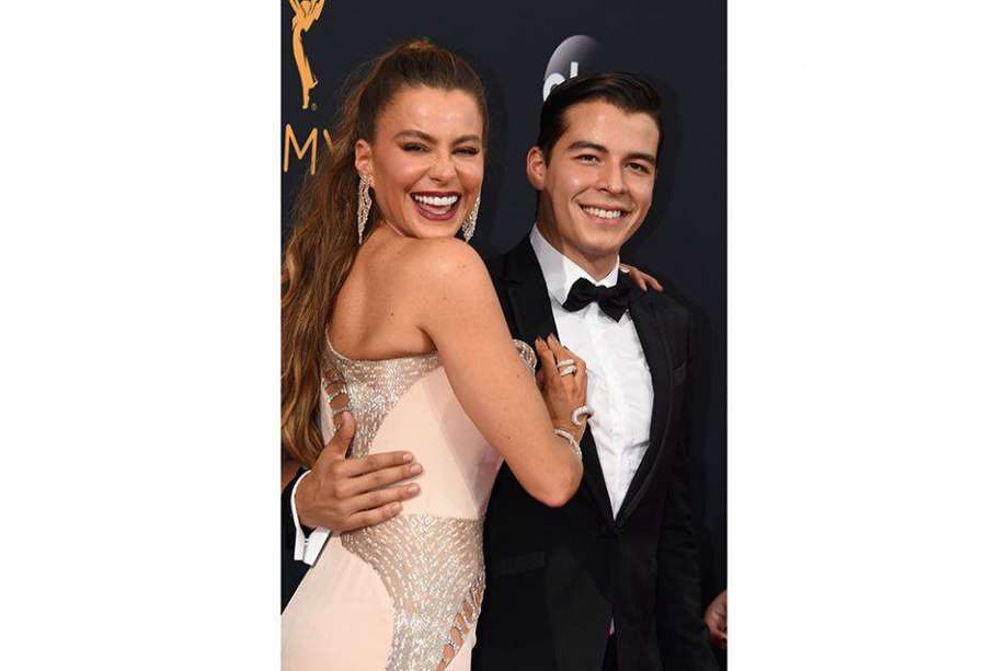 Sofía Vergara y su hijo Manolo González en los Emmy 2016. / AFP