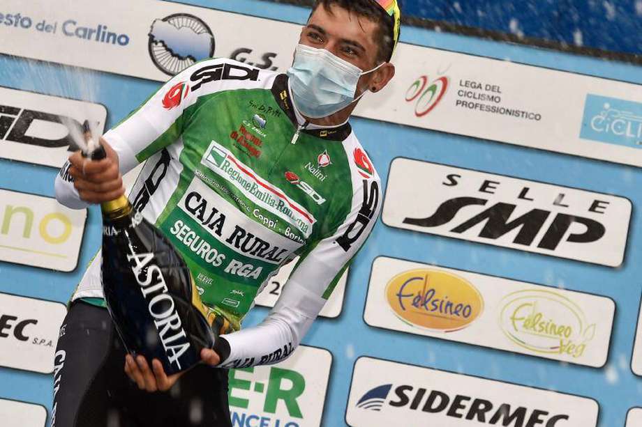 Alejandro Osorio festejando el título de la montaña de la Semana Coppi e Bartali 2021. / @CajaRural_RGA