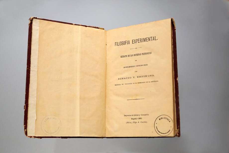 La "Filosofía experimental, extracto de las doctrinas psicológicas de Herbert Spencer", de Ignacio V. Espinosa, fue el primer libro editado por la Universidad Externado de Colombia en 1891. Una de las joyas documentales del nuevo museo.