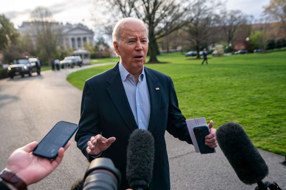 El presidente de los Estados Unidos, Joe Biden, responde con un 'Sin comentarios' a las preguntas que le gritaron los medios de comunicación sobre la acusación del expresidente Trump mientras camina para abordar el helicóptero 'Marine One' en el jardín sur de la Casa Blanca en Washington, DC.