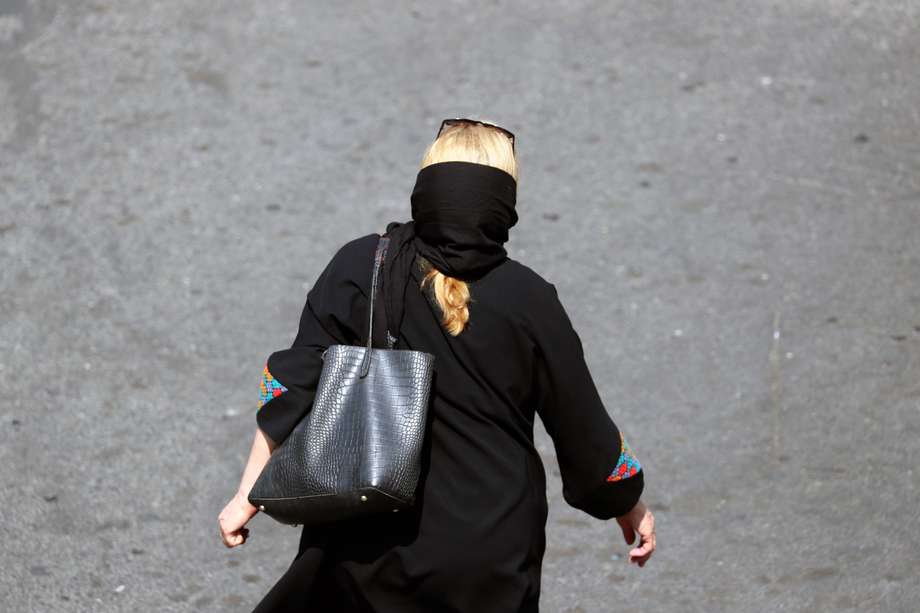 En los países islámicos, el debate sobre el uso del velo en las mujeres se ha reavivado tras la muerte de una joven en Irán luego de que la 'policía de la moral' la arrestara por llevar el velo mal puesto.