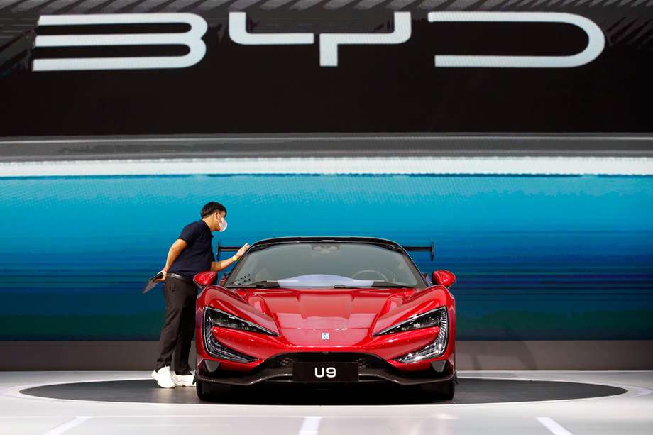 Bangkok (Tailandia), 28/03/2024.- Un visitante observa el superdeportivo eléctrico YangWang U9, del fabricante de automóviles chino BYD, exhibido en el 45º Salón Internacional del Automóvil de Bangkok 2024 este jueves. EFE/RUNGROJ YONGRIT
